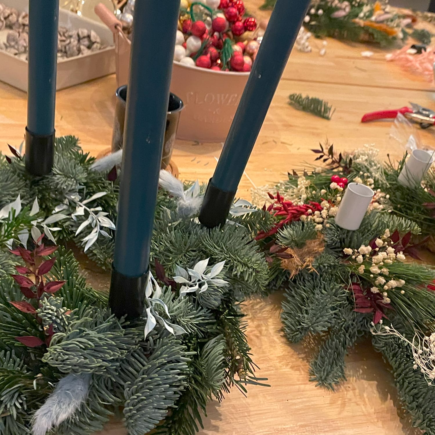 Adventskranz mit Trockenblumen und Tanne in Berlin-Moabit