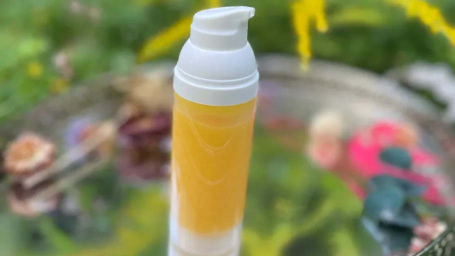 Gele pump bottle stands against a blurred green background.