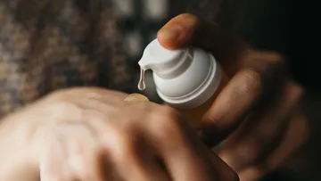 Lotion mit der Hand aus der Pumpflasche auftragen.