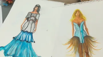 Modezeichnungen zeigen stilisierte Kleider mit farbigen Details.