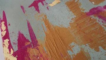 Farbenfrohe Farbschicht auf Leinwand, strukturiert und abstrakt.