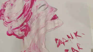 Porträt eines Gesichts, das in pinker Farbe gemalt ist.