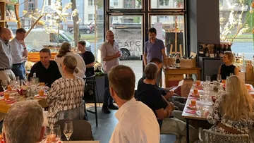 Personen unterhalten sich entspannt in einem Restaurant mit Getränken.