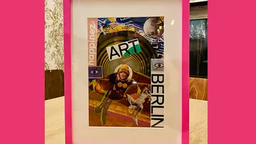 Rahmen zeigt künstlerische Collage mit dem Text "ART BERLIN".