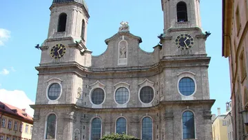Barocke Kirche mit Türmen, im Freien unter blauem Himmel.