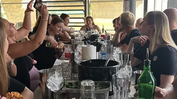 Tisch mit Getränken, Menschen fotografieren und miteinander reden.