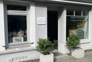 Studio with works of art and information about workshops.