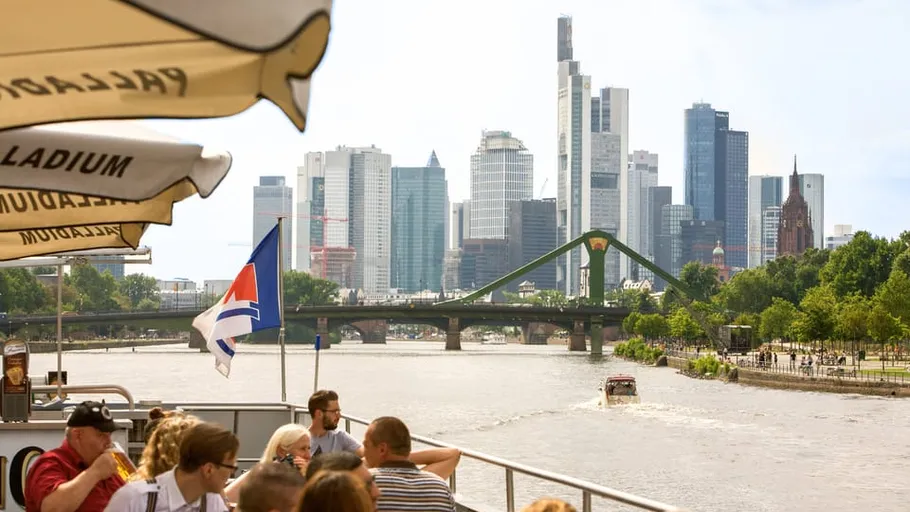 Frankfurter Skyline, Boot fährt durch den Fluss bei Sonnenschein.