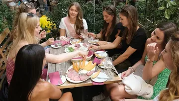 Frauen essen gemeinsam am Tisch mit verschiedenen Speisen.