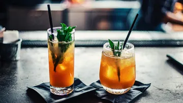 Zwei Cocktails stehen auf einem Tisch im Barbereich.
