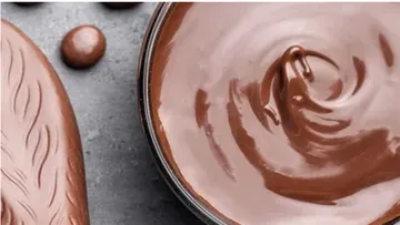 Braune Schokolade in einer Schüssel, cremig und glänzend.