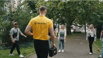 Eine Gruppe von Menschen trifft einen Anleiter im Park.