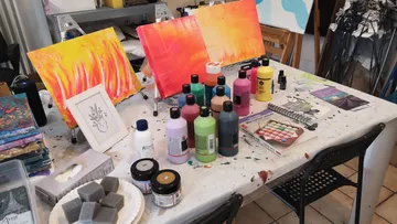 Kunstatelier mit Farben, Leinwänden und Zubehör.