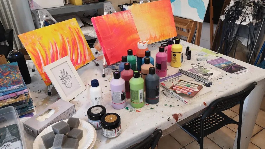 Kunstatelier mit Farben, Leinwänden und Zubehör.