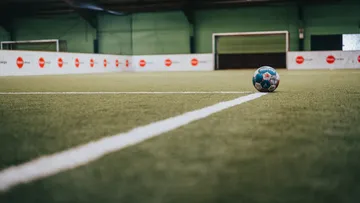 Ball auf dem Fußballfeld, wartet auf den nächsten Spieler.