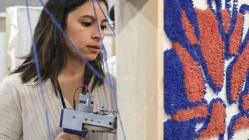 Frau arbeitet mit einem Werkzeug an einem farbigen Wandteppich.