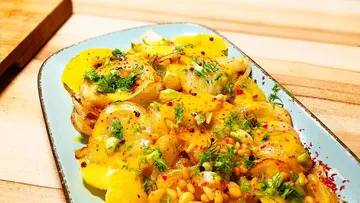Mixed salad on plate, freshly seasoned with herbs.