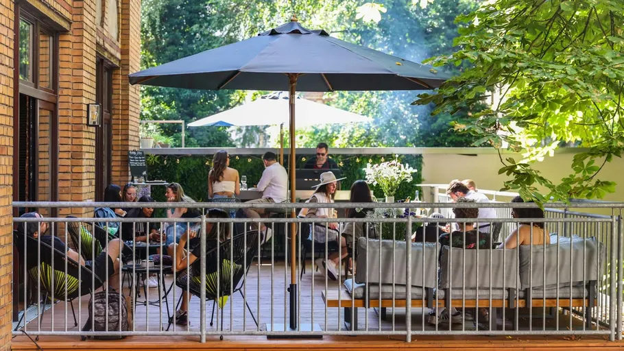 Gruppierung von Menschen genießt Entspannung auf einer Terrasse.