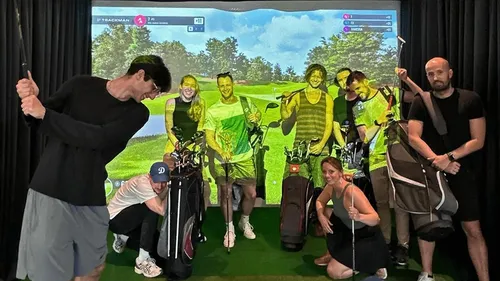 Sechs Personen halten Golfschläger vor einem virtuellen Golfplatz.