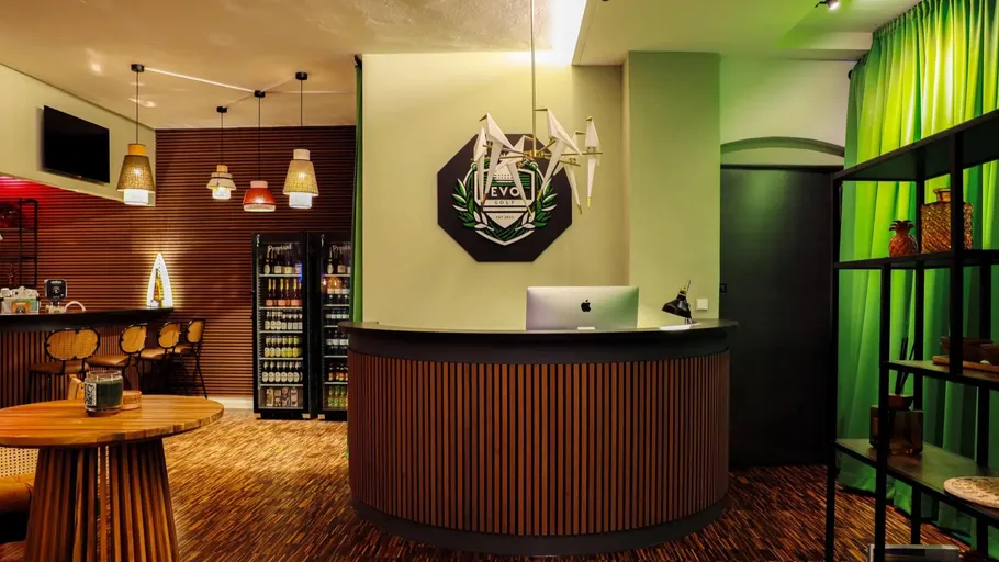 Reception in a modernly furnished room with lighting.