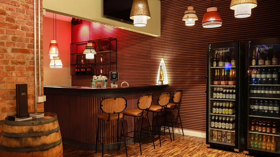 Gemütliche Bar mit Holzdekor und Beleuchtung.