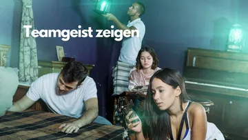 Personen erkunden einen Raum mit Taschenlampe und Objekten.