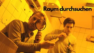 Zwei Männer durchsuchen einen Raum mit Lupe und Werkzeug.