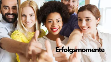 Gruppenzusammenhalt zeigt Daumen hoch in freundlicher Umgebung.  
Text: Erfolgsmomente