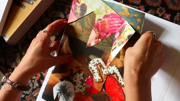Hände formen eine Collage aus verschiedenen Bildern auf Papier.