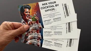 Drei Cocktailltickets in der Hand, Werbung für Mixing-Event.