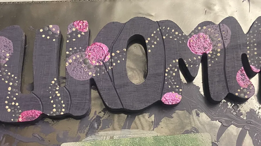 Hand-painted 'WILKOMM' sign with colorful dots.