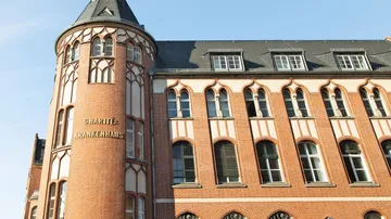 Historisches Krankenhausgebäude mit Turm und Fenster.