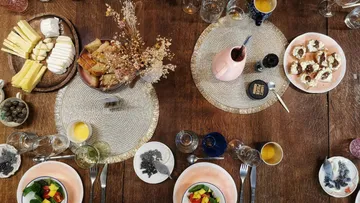 Tisch gedeckt mit Essen und Getränken für eine Mahlzeit.