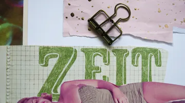 Collage mit ZEIT-Text, Büroklammer, rosafarbenem Papier.