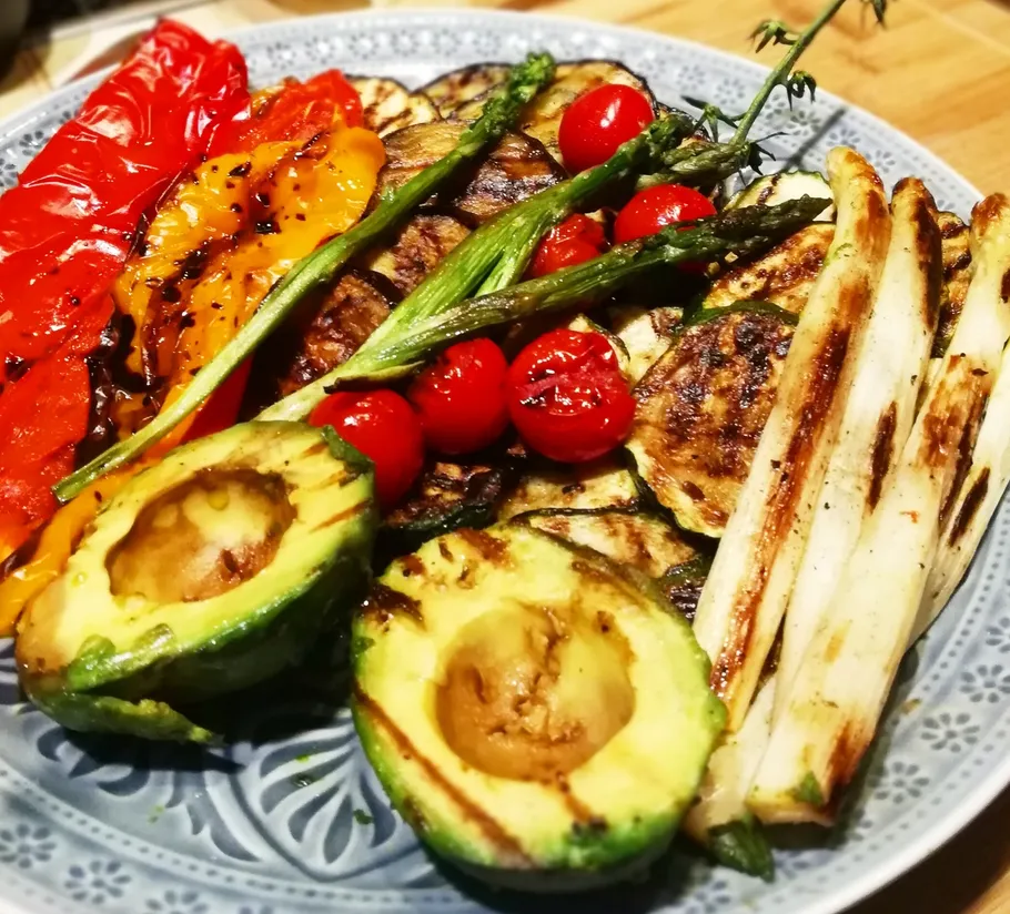 Grilled vegetables on a plate, colourfully arranged.