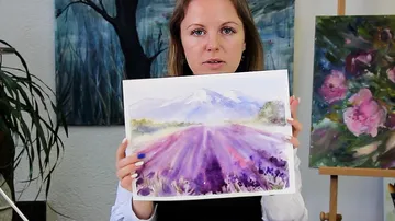 Frau hält ein Aquarellbild von lila Feldern.