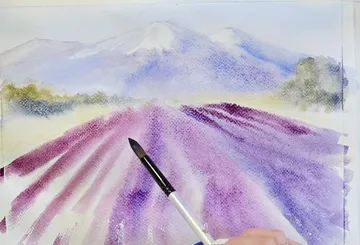 Aquarellfarbe wird auf eine lila Feldlandschaft aufgetragen.