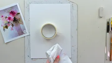 Ein runder Klebeband wird auf einem weißen Blatt platziert.