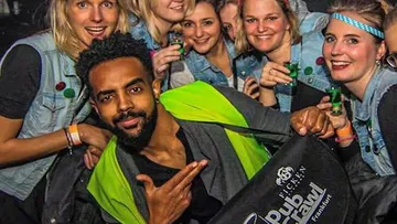 Gruppierung von Personen, die feiern und Getränke halten.