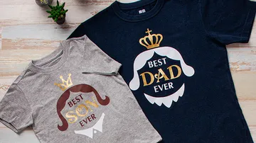 Zwei T-Shirts liegen nebeneinander, jeweils mit „BEST SON EVER“ und „BEST DAD EVER“.