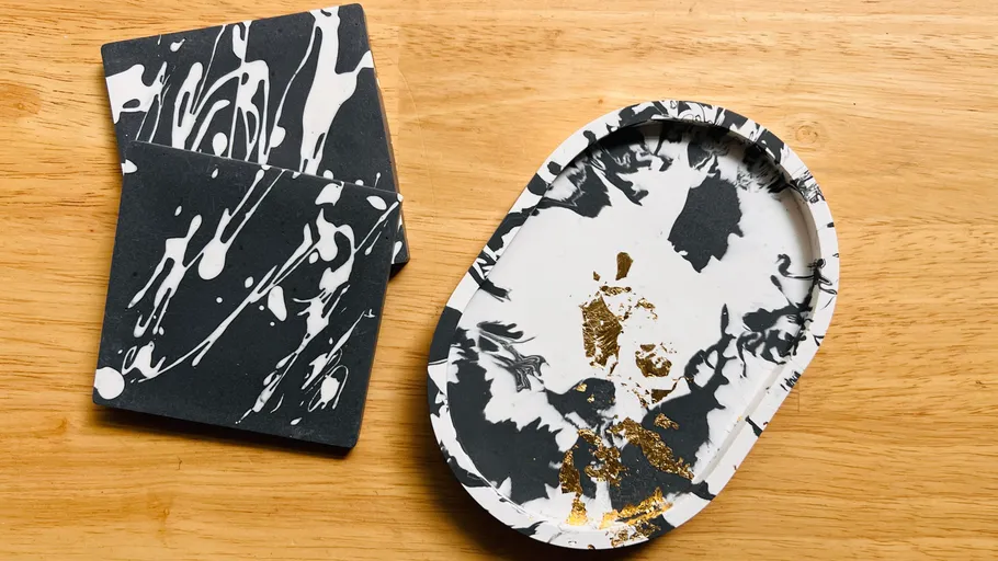 Schwarz-weiße Untersetzer mit abstraktem Design.