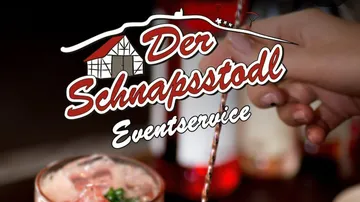 Handrührender Cocktail mit Logo-Overlay.