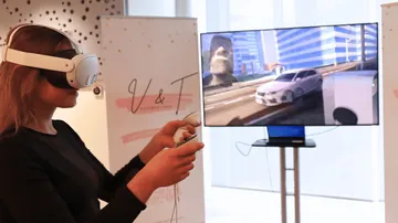 Eine Person spielt ein Videospiel mit Virtual-Reality-Headset.