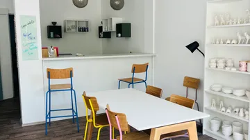 Helle Café-Umgebung mit modernen Stühlen und Tisch.