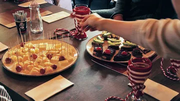 Käse- und Obstplatten werden an einem Tisch serviert.