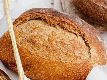 Ein rundes Brot liegt auf einem Teller.