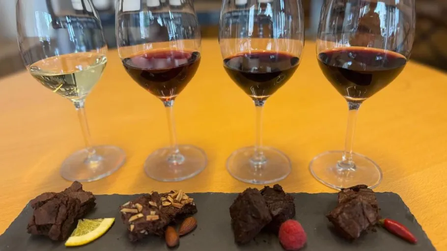 Wein und Schokolade werden zusammen auf einem Tisch präsentiert.