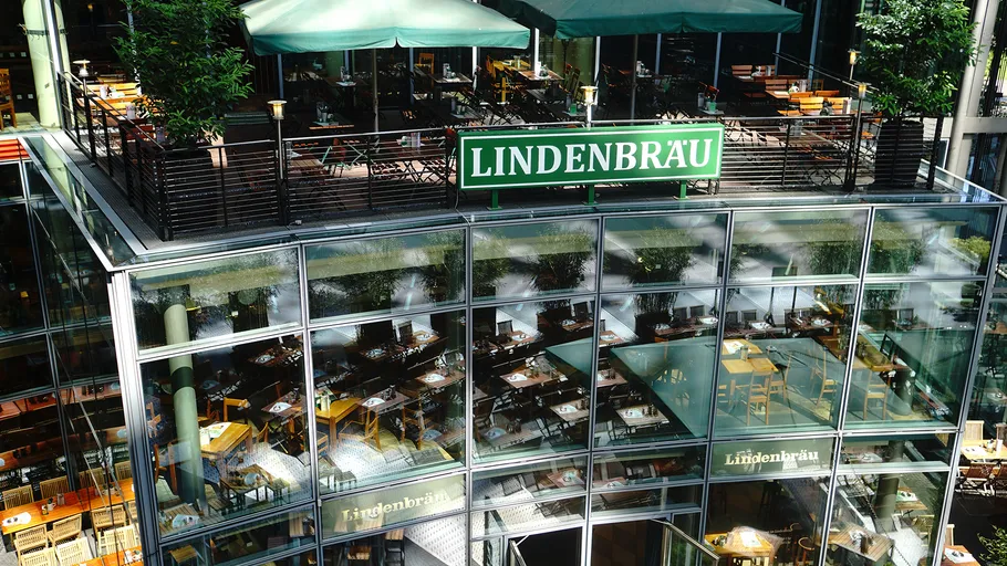 Gebäude mit Glasfront und Lindenbräu-Schild.