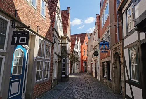Engpass mit historischen Häusern und blauen Himmel.