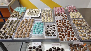 Bunte Pralinen auf einem Tisch, geordnet nach Sorten.